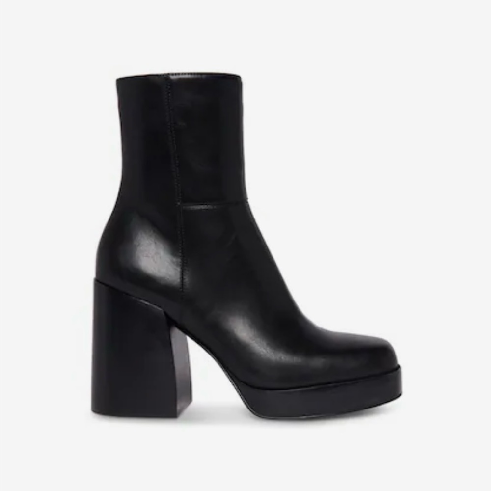 NWT Steve Madden platform boots - Size 9